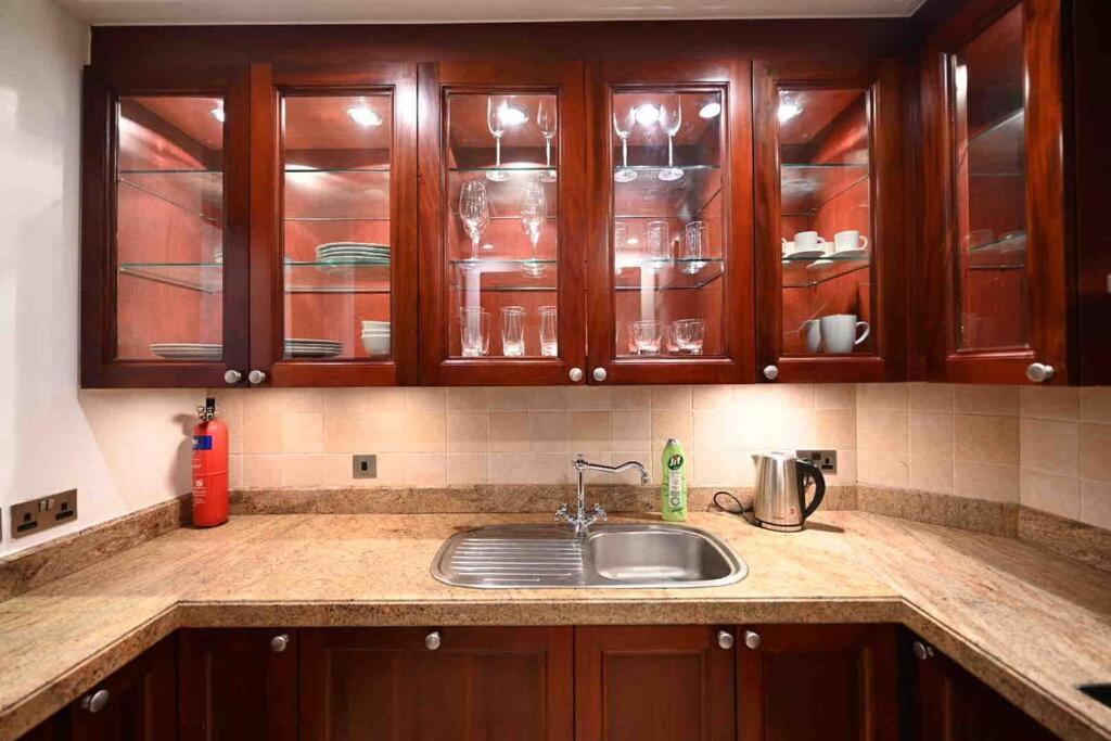 Brand New Furniture . Close To Dubai Mall. Екстериор снимка
