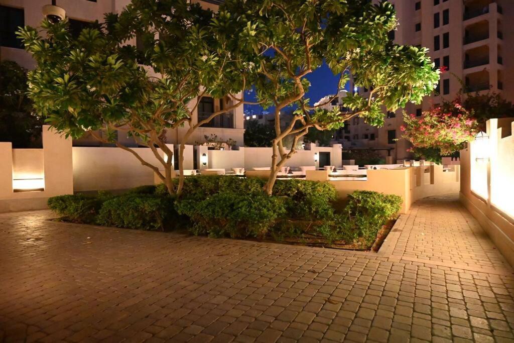 Brand New Furniture . Close To Dubai Mall. Екстериор снимка