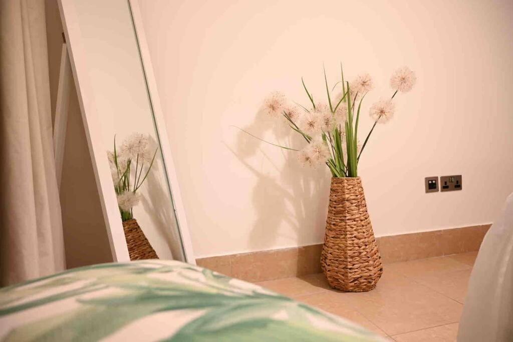 Brand New Furniture . Close To Dubai Mall. Екстериор снимка